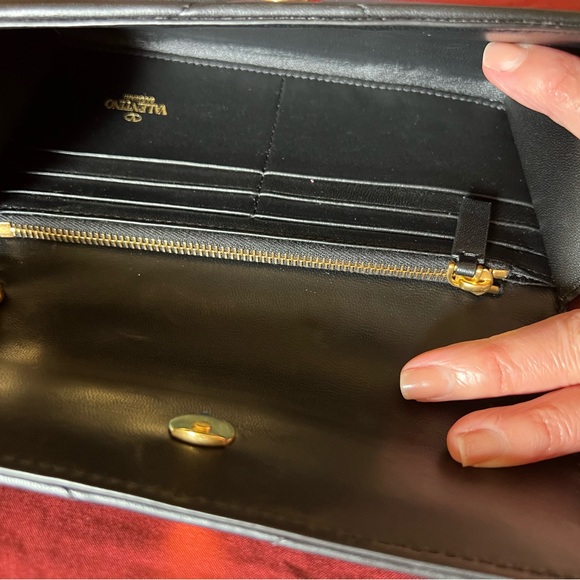 VALENTINO Roman Stud Leather Wallet on Chain- BRAND NEW-FULL SET- - Picture 7 of 8